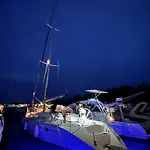 Sailboat On The Sea Ботель *