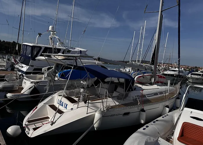 Bateau-hôtel Sailboat On The Sea